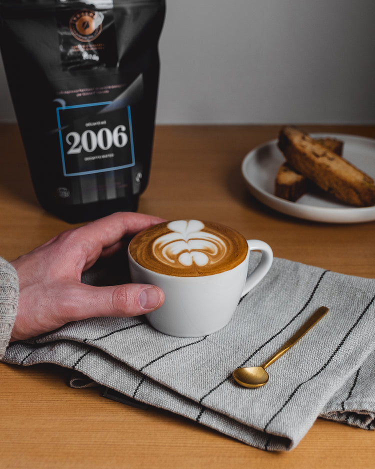 Tasse latte art et café Touché en grain