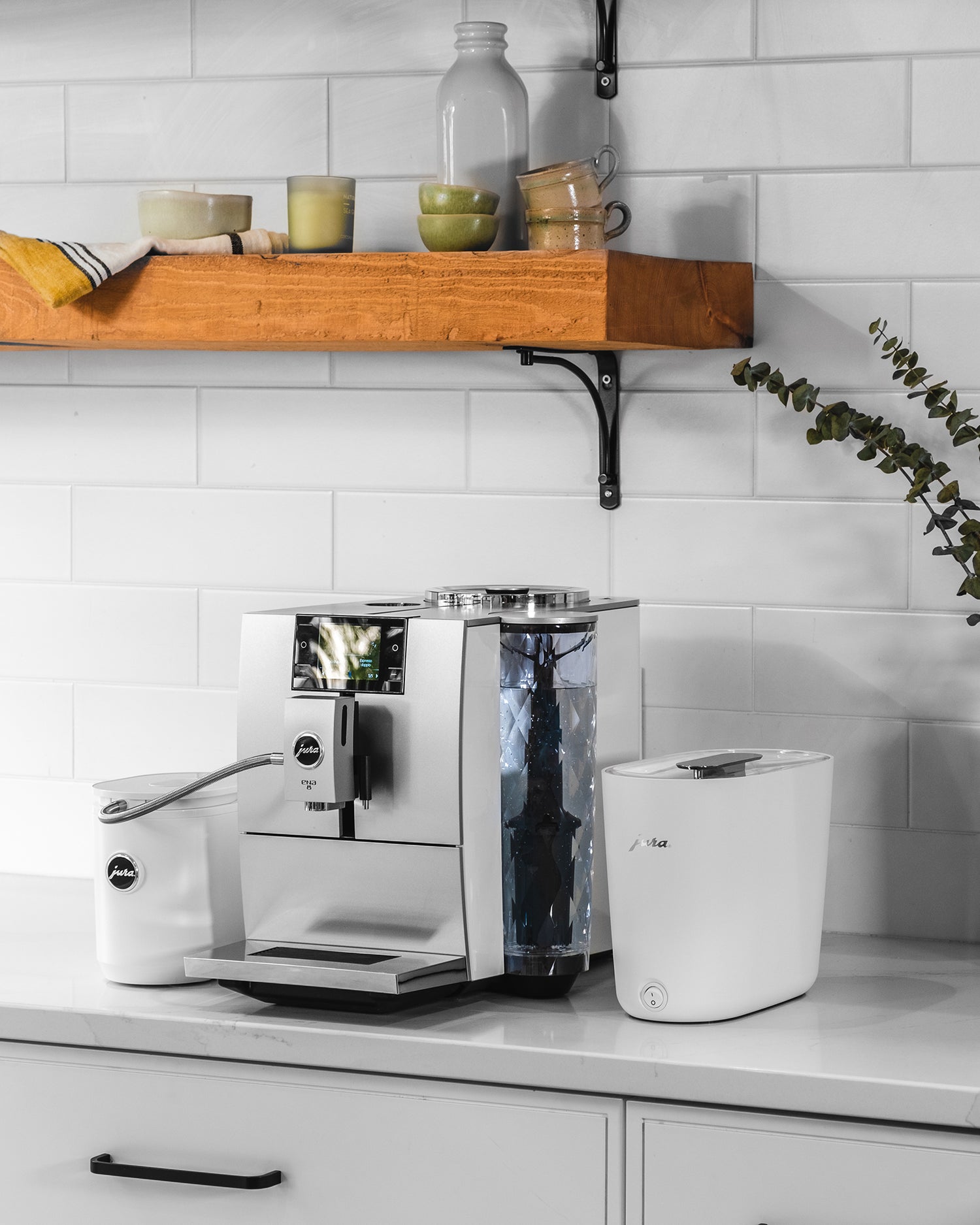 JURA ENA 8, Cool Control et JURA glaçette sur comptoir de cuisine