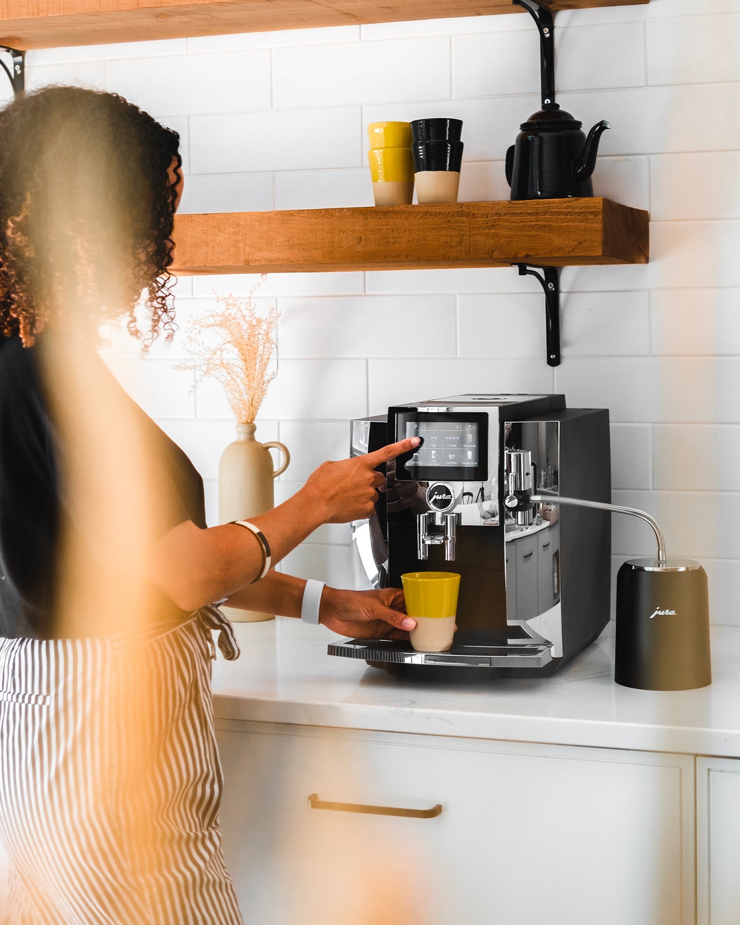 Femme préparant un café sur Jura S8 Chrome