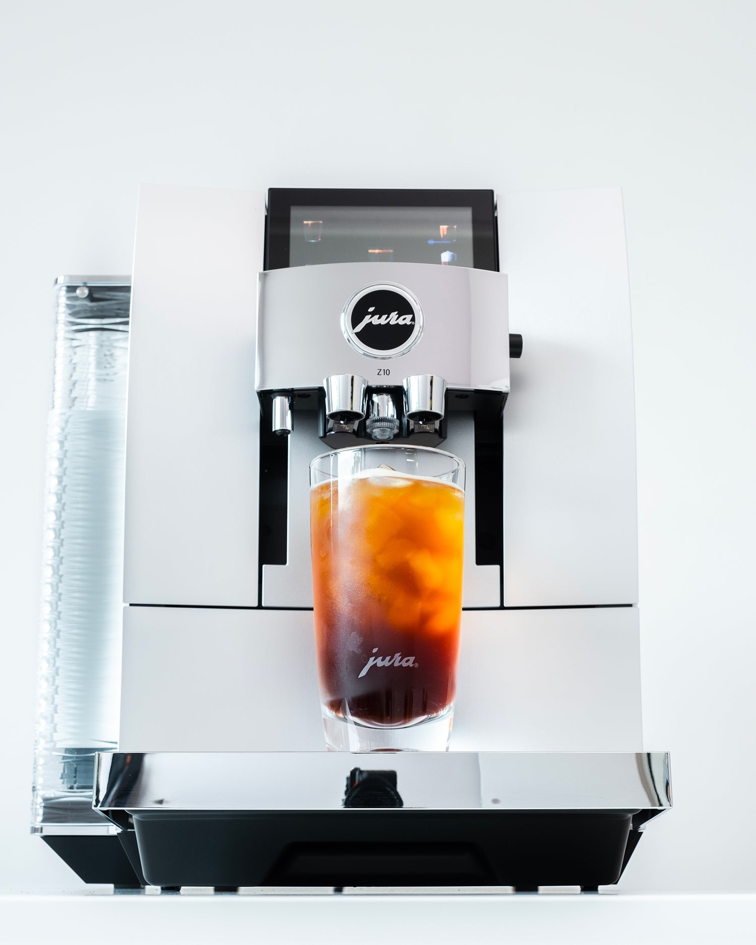 Jura Z10 Aluminium white et verre de cold brew posé dessus
