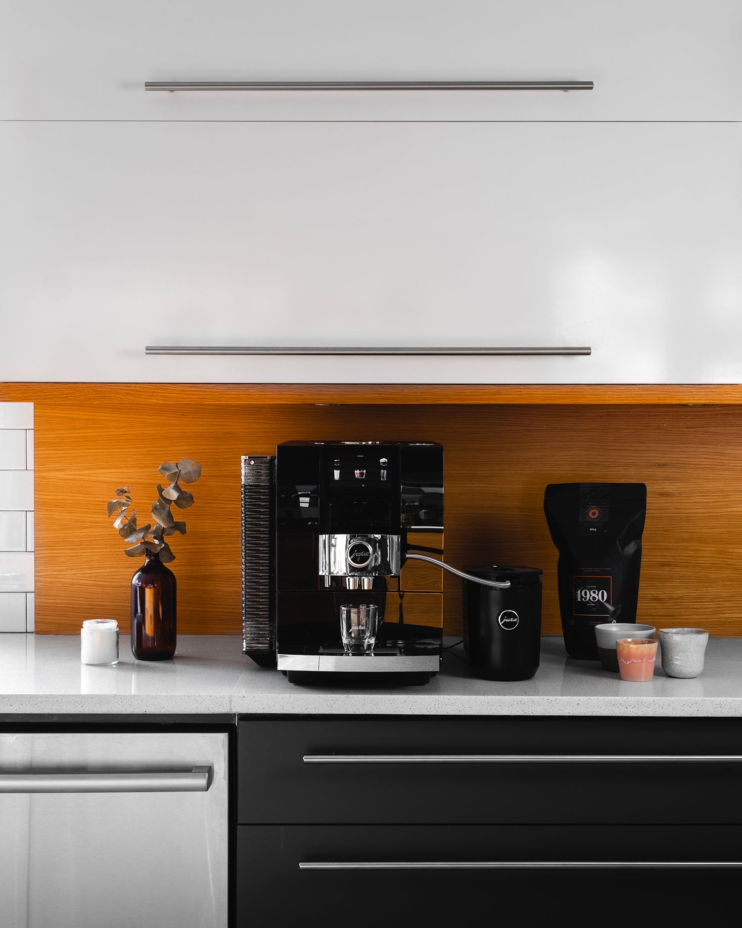 Jura Z10 Diamond black dans une cuisine avec sachets de café et tasses posés à côté